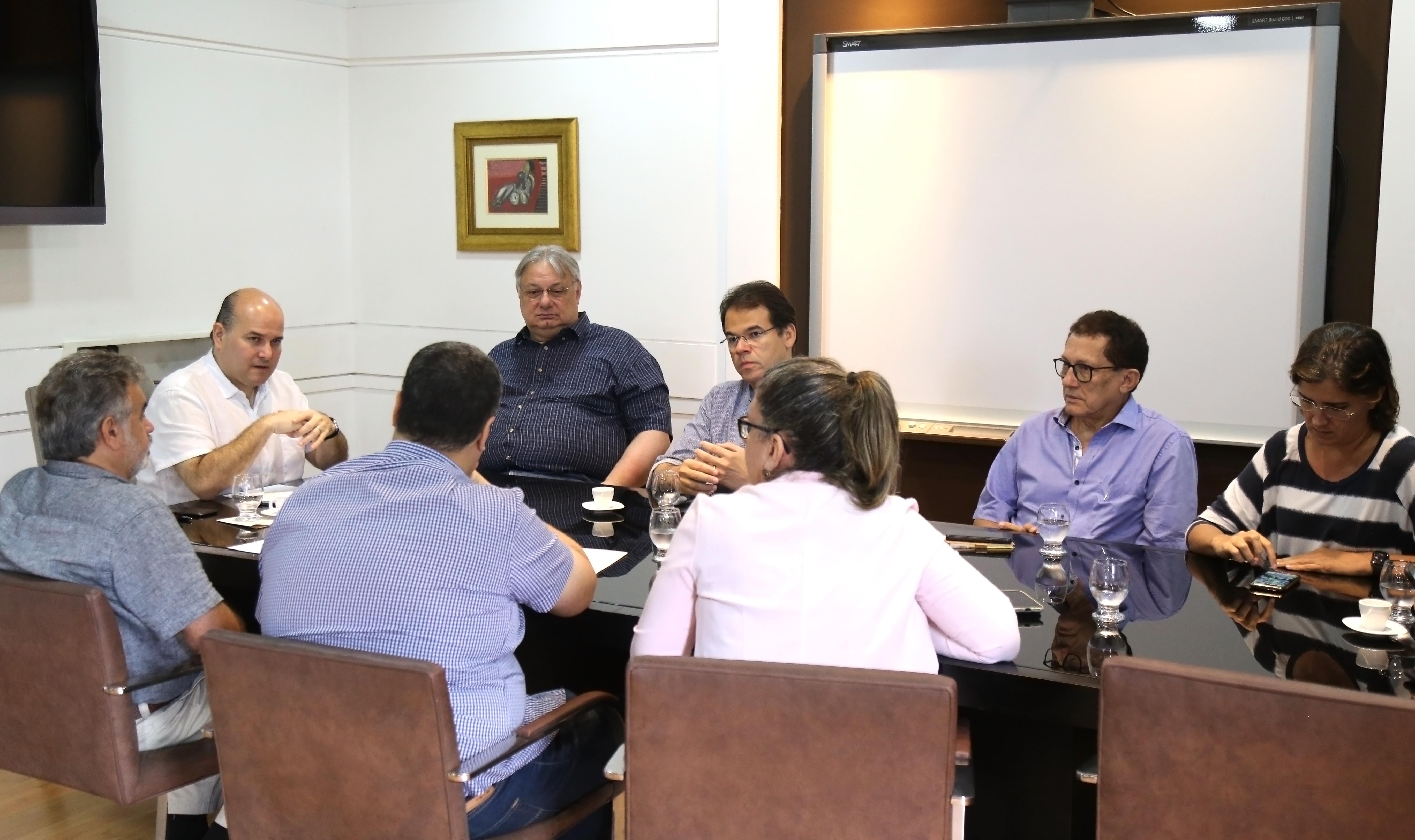 pessoas numa mesa de reunião